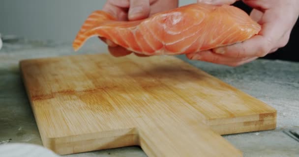 Chef met le poisson de hareng à la planche de bois. Gros plan, Ralenti — Video