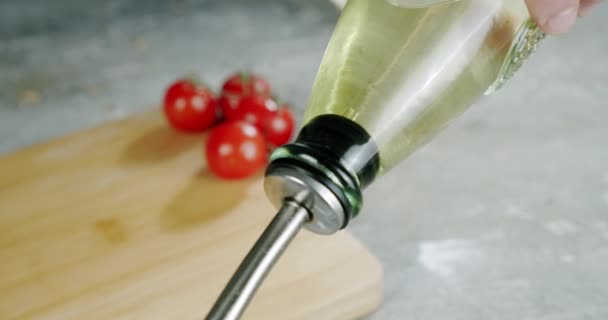 Chef versando olio d'oliva. Rallentatore Close up — Video Stock