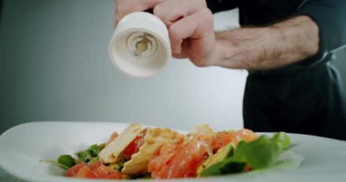 Yemek pişirirken tuz değirmeni kullanarak kaba deniz tuzu ekleyin. Yavaş çekim