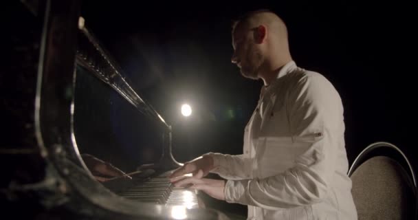 Profesionální klavírista hraje jemnou klasickou hudbu na klavír. Zpomalený pohyb — Stock video
