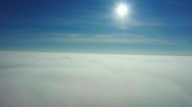 Hava aracı görüntüsü. Uçan bulutlar ve bulutların içine inen.