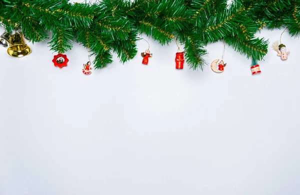 Beyaz arka plan ve Noel ağacı süslemeleri. Üst görünüm