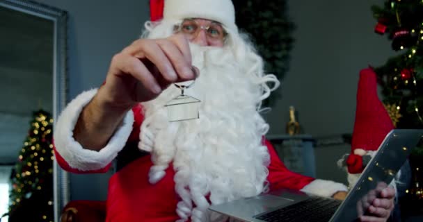 Retrato de Santa Claus sosteniendo el llavero del coche — Vídeos de Stock