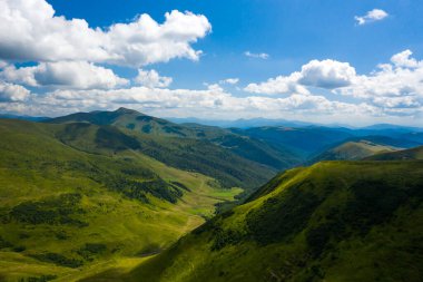 Dağ yeşili vadi manzarası. Drone görünümü.