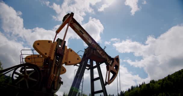 Jack de bomba de campo de óleo contra nuvens azuis Skyand. — Vídeo de Stock