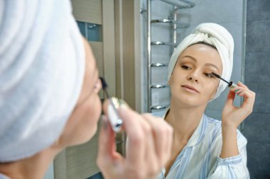 Aynadaki yansıma banyodaki aynayla barışır..