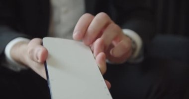 Erkek eli, filmi yeni bir akıllı telefondan kaldırır. Kapat.