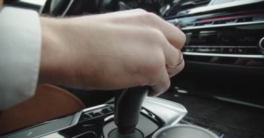 Sürücü eklentisi, lüks araba iç parçalarının vites kolundaki otomatik transmisyonunu içerir. Kapat.