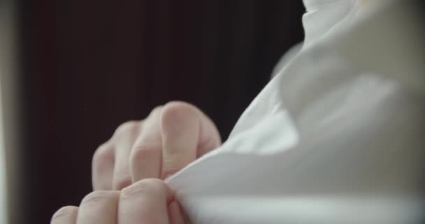 Ferme les mains. Le matin du marié, attache sa chemise. Mouvement lent — Video