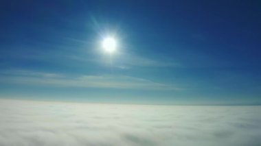 Hava aracı atışı. Güneşli bir günde uçan bulutlar