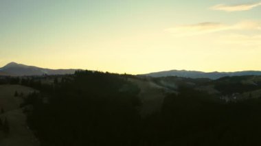 Hava Aracı Atışı. Gün batımında dağdaki ormanın üzerinden uçacağız.