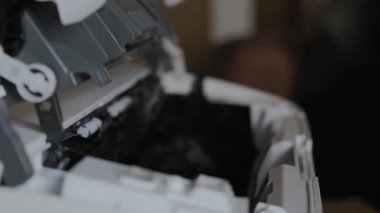 Ofis baskı cihazından lazer yazıcı toneri kartuşunu değiştiriyorum. Kapat.