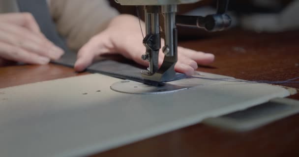 Крупный план. Профессиональная швейная машина в действии, кожаная игла для шитья — стоковое видео