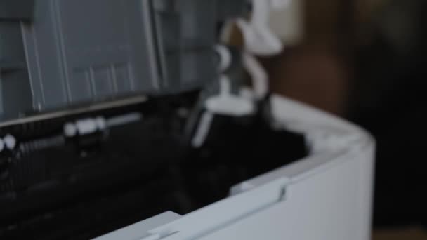 Probíhá výměna kazety toneru laserové tiskárny z kancelářského tiskového zařízení. Zavřít snímek — Stock video