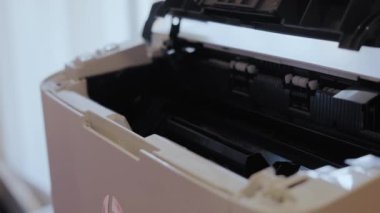 Ofis yazdırma cihazından lazer yazıcı toneri kartuşunun değiştirilmesini kapat.