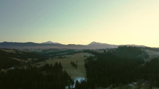 Zdjęcia z lotu drona z gór. Góry, szczyty, klify, skały, grzbiety, krajobraz, zielona trawa, niebo, chmury. V4 — Wideo stockowe