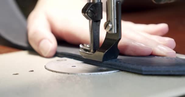 Крупный план. Профессиональная швейная машина в действии, кожаная швейная игла Медленное движение — стоковое видео