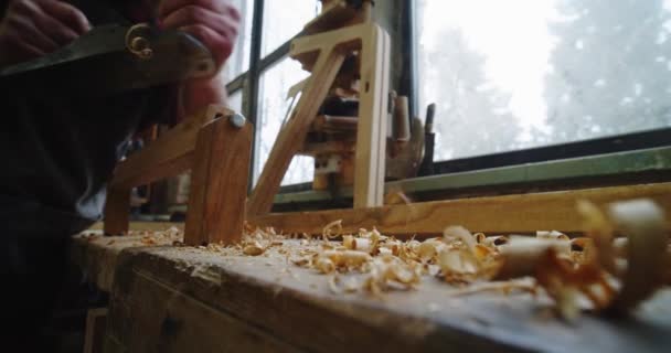 Levántate. El maestro Carpenter con una cepilladora en el trabajo en el taller. Movimiento lento — Vídeo de stock
