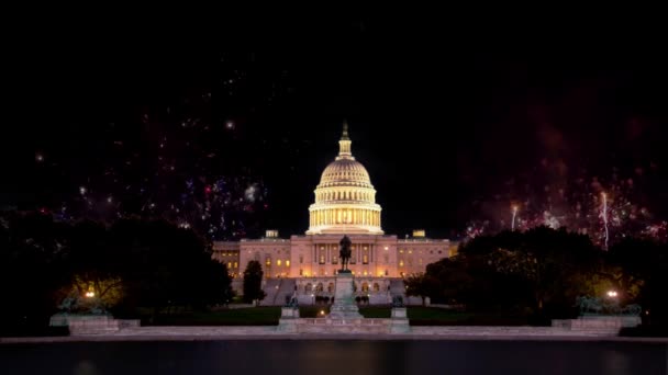 Langit malam dengan Gedung Capitol Amerika Serikat di Washington DC dengan latar belakang kembang api — Stok Video