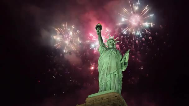 Frihetsgudinnan på självständighetsdagen eller annan firandedag, fyrverkeribakgrund. — Stockvideo