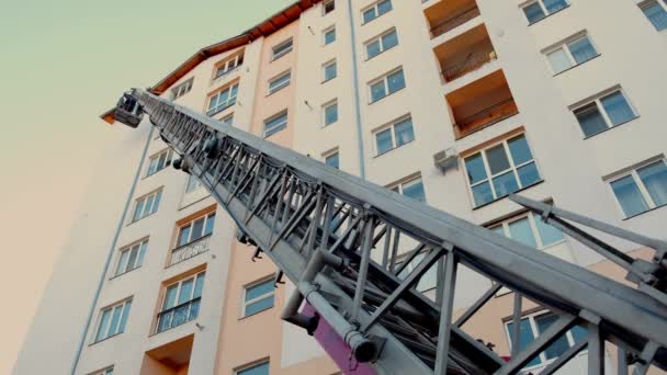 İtfaiyeciler tarafından yangın sırasında kullanılan bir merdiven. V5 — Stok video