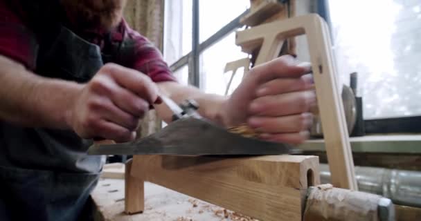 Le maître charpentier avec une raboteuse au travail dans l'atelier. Mouvement lent close up V4 — Video