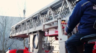 İtfaiyeciler tarafından yangın sırasında kullanılan bir merdiven. v6