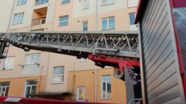 İtfaiyeciler tarafından yangın sırasında kullanılan bir merdiven. V4