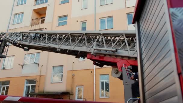 소방관들이 소방차에서 화재가 났을 때 사용 한 사다리입니다. V4 — 비디오