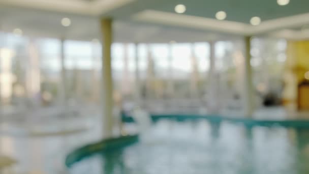 Niewyraźne pływanie w basenie spa z ciepłą wodą w spa i ośrodku wellness. v2 — Wideo stockowe