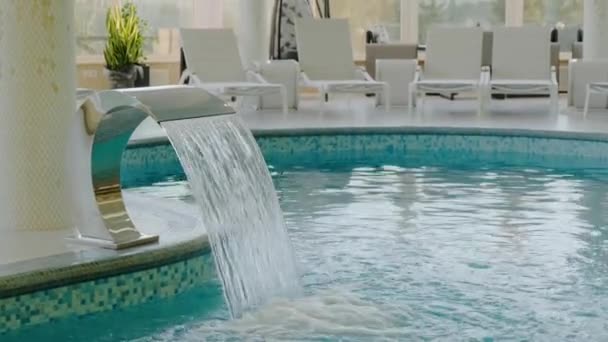 Pływanie w basenie spa z ciepłą wodą w spa i wellness resort. — Wideo stockowe