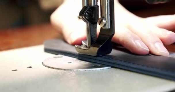 Крупный план. Профессиональная швейная машина в действии, кожаная игла для шитья Slow motion V4 — стоковое видео