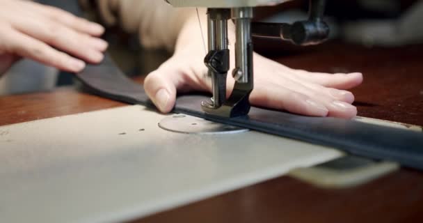 Um tiro de perto. Máquina de costura profissional em ação, agulha de costura de couro Movimento lento V5 — Vídeo de Stock