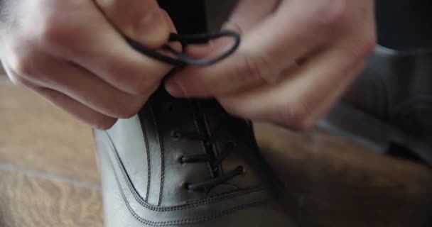 Pánské ruce svázat hnědé boty formální a slavnostní oblečení. Zavřít — Stock video