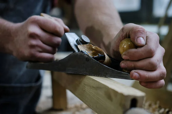 Falegnami legno esperto sta utilizzando portavoce devono decorare i mobili. — Foto Stock