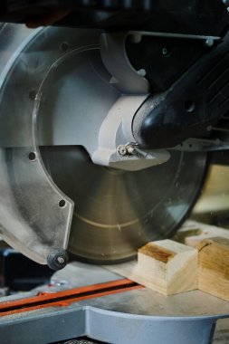 Marangoz marangozhanede marangozluk aletleriyle marangozluk yapıyor. Kapat.