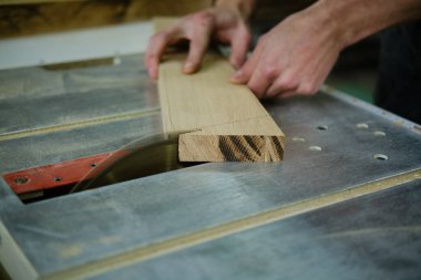 Bir marangozun çalışma masasında bir oyuk ve bir yığın odun parçasıyla. Vercion 2