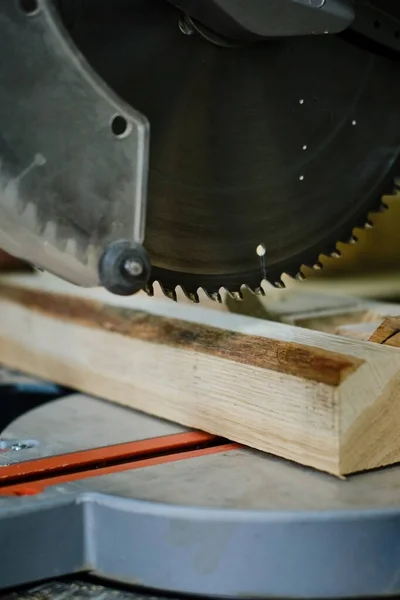 Mesa de trabajo de un carpintero con una gubia y una pila de astillas de madera. Vercion 6 — Foto de Stock