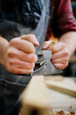 Marangozlar ahşabı mobilyaları süslemek için sözcü olarak kullanıyor. Sürüm 4