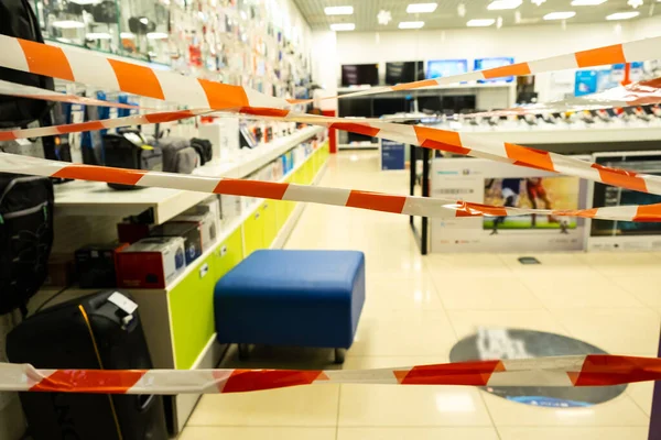 Boş alışveriş merkezi, market, kapanma ve koronavirüs hastalığı COVID-19 salgınından sonra şehir merkezinde kimse yok..