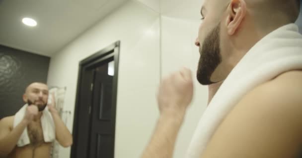 Spegel reflektion ung stilig man röra skägg, skjuten — Stockvideo