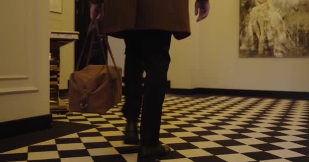 Vue rapprochée de la main d'un homme d'affaires portant une mallette le long d'un couloir sombre dans un centre de bureau ou un hôtel — Video
