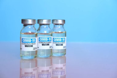 COVID-19 koronavirüs aşısı ile ampuller,