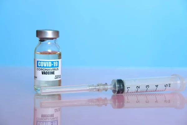 COVID-19 koronavirüs aşısı ve aşı şırıngası..