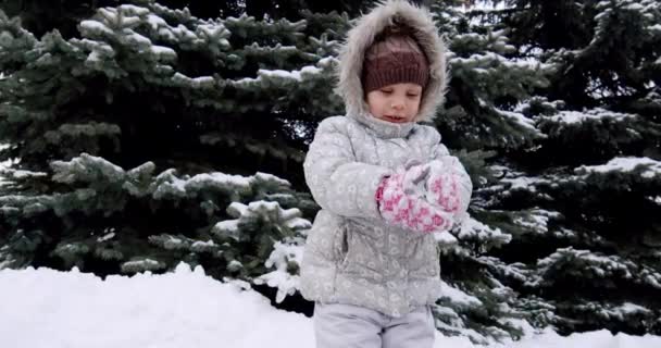 Au ralenti. Petite fille jette de la neige dans la rue Gros plan — Video