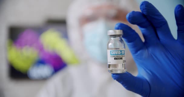 Blured Doctors ręka trzyma ampułkę butelki szczepionki w szpitalu. — Wideo stockowe