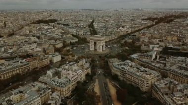 Eiffel Kulesi 'nin yakınındaki Paris şehrini gösteren hava aracı. France Camera yukarı doğru kayıyor. Bulutlu bir gün