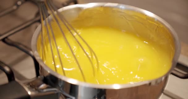 Κοντινό πλάνο, κέικ ζαχαροπλαστικής κρέμα σε ράβδο σιδήρου. Επαγγελματίας φούρναρης ετοιμάζει το μείγμα κέικ, κάνοντας κρέμα. Κενό κίνησης — Αρχείο Βίντεο