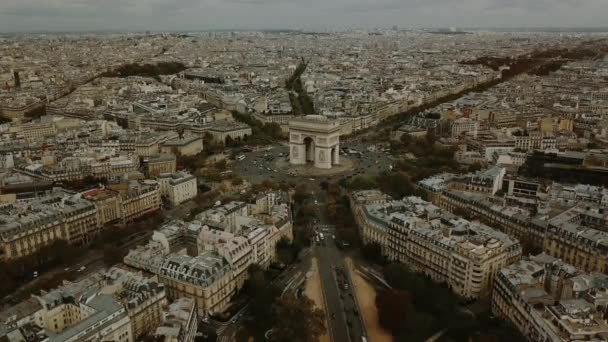 Eiffel Kulesi 'nin yakınındaki Paris şehrini gösteren hava aracı. France Camera yukarı doğru kayıyor. Bulutlu bir gün — Stok video