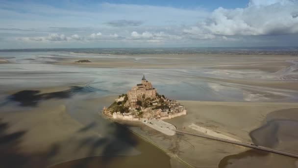 Aerial Drone view of Le Mont Saint Michel, iconic island and monastery at suny day, Normandía, Francia Wide shot. — Vídeos de Stock